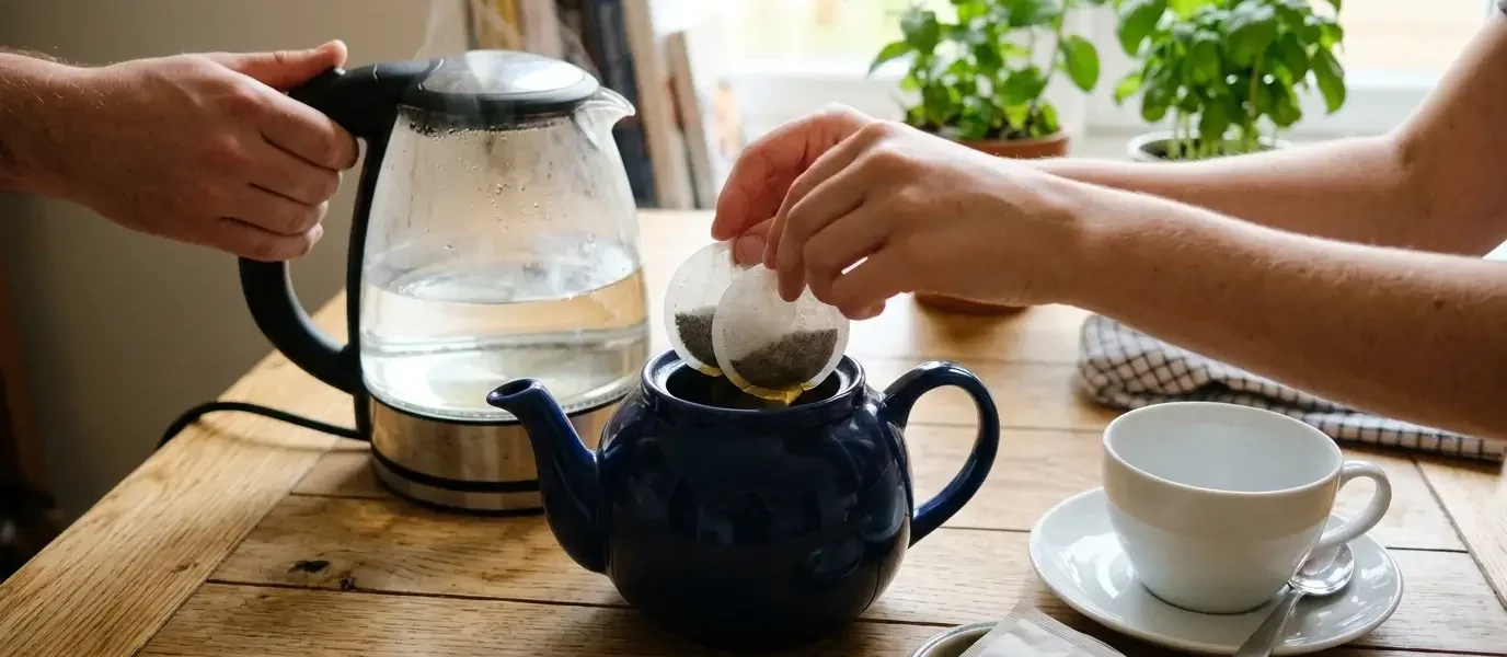 how to use a teapot with tea bags